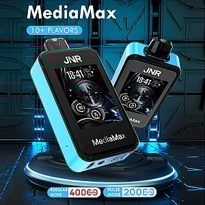 Ein blau-schwarzes Verdampfergerät namens MediaMax mit einer digitalen Anzeige, die Zeit und Anzahl der Züge anzeigt, mit einem futuristischen Hintergrund aus blauen Lichtern und geometrischen Mustern.