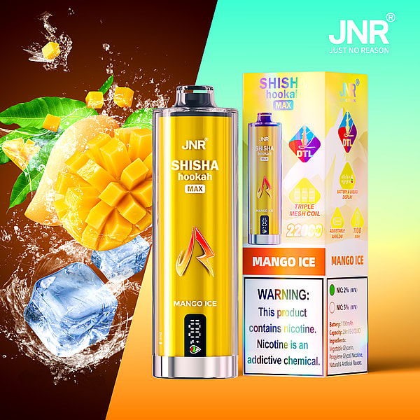 Ein lebendiges Bild mit einem gelben Einweg-Shisha-Gerät mit der Aufschrift „JNR SHISHA hookah MAX Mango Ice“ neben einer Schachtel desselben Produkts. Im Hintergrund sind Spritzer von Mango und Eiswürfeln zu sehen, die einen erfrischenden Geschmack suggerieren. Die Verpackung enthält Warnungen vor Nikotin und seiner Suchtgefahr.