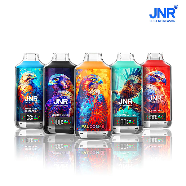 Bunte Vape-Flaschen mit Falken-Illustrationen, beschriftet mit Geschmacksrichtungen wie Blaubeere-Himbeere, Kirsche-Beere, Kiwi-Wassermelonen-Eis und Kirsch-Cola, in einer Reihe mit einer reflektierenden Oberfläche angeordnet.